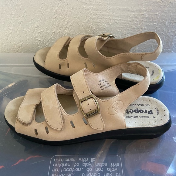 Propet Adjustable Strap Sandals Air Cell Cushion Comfort Shoes Leather Casual 8 - Picture 1 of 7